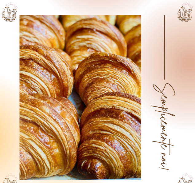 Croissant dorati e fragranti, perfetti per una colazione indimenticabile.
